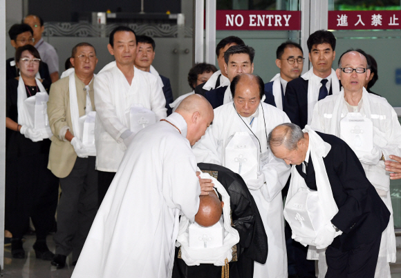 일제 강제징용 희생자 유해 35위가 14일 서울 강서구 김포공항을 통해 봉환되고 있다.2018. 8. 14. 박윤슬 기자 seul@seoul.co.kr