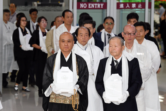 일제 강제징용 희생자 유해 35위가 14일 서울 강서구 김포공항을 통해 봉환되고 있다.2018. 8. 14. 박윤슬 기자 seul@seoul.co.kr