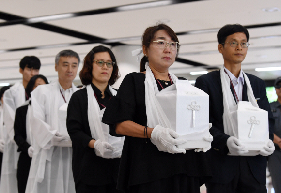 일제 강제징용 희생자 유해 35위가 14일 서울 강서구 김포공항을 통해 봉환되고 있다.2018. 8. 14. 박윤슬 기자 seul@seoul.co.kr