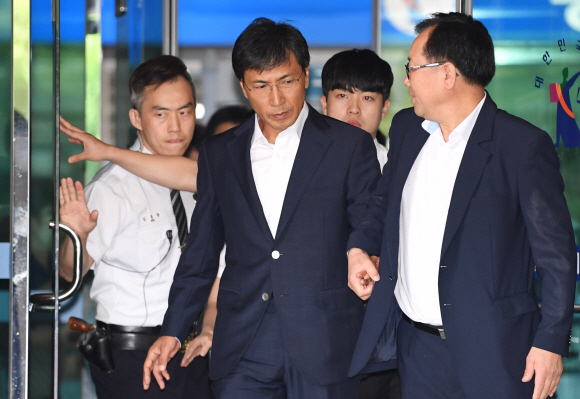 비서 성폭행 혐의로 기소된 안희정 충남지사가 14일 오전 서울서부지법에서 열린 1심에서 무죄를 선고받은 뒤 서부지법을 나서고 있다. 2018.8.14 도준석 기자 pado@seoul.co.kr