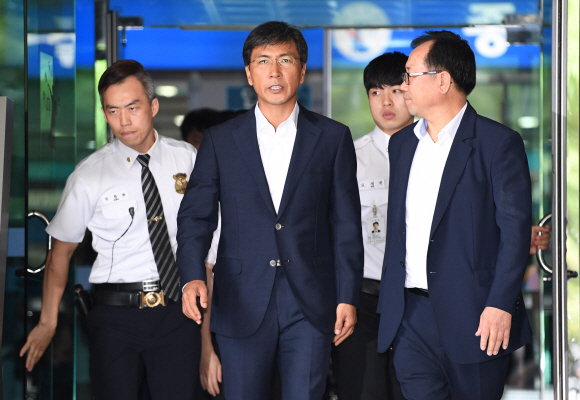 비서 성폭행 혐의로 기소된 안희정 충남지사가 14일 오전 서울서부지법에서 열린 1심에서 무죄를 선고받은 뒤 서부지법을 나서고 있다. 2018.8.14 도준석 기자 pado@seoul.co.kr