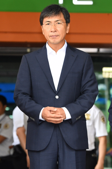 비서 성폭행 혐의로 기소된 안희정 충남지사가 14일 오전 서울서부지법에서 열린 1심에서 무죄를 선고받은 뒤 서부지법을 나서고 있다. 2018.8.14 도준석 기자 pado@seoul.co.kr