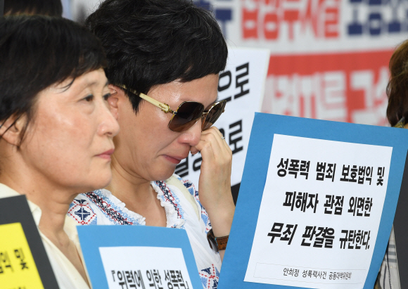 안희정 성폭력사건 공동대책위원회 회원들이 14일 오전 서울 서부지법 앞에서 안희정 충남지사의 1심 선거공판에서 무죄가 선고되자 규탄 기자회견을 갖고 있다. 2018.8.14 도준석 기자 pado@seoul.co.kr