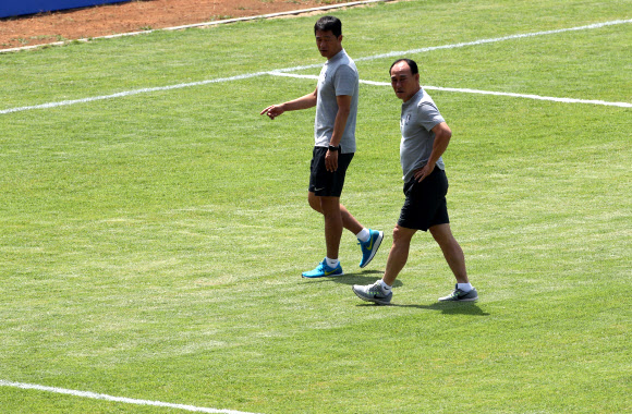 잔디 못밟고 1차전이라니