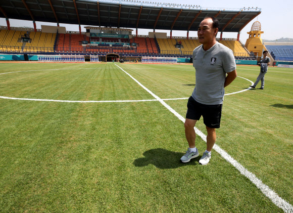 잔디 못밟고 1차전이라니