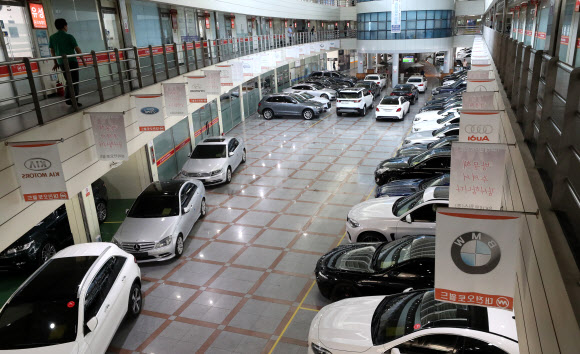 한산한 BMW 중고차 매장