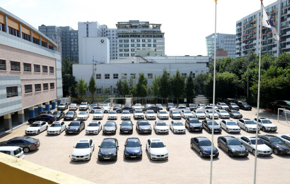 학교 운동장에 가득 찬 BMW