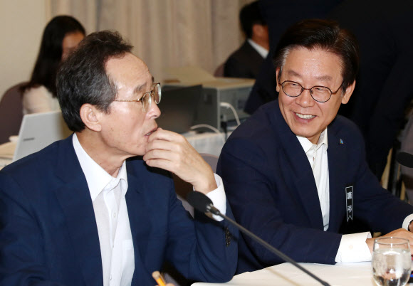 대화 나누는 이재명-송하진