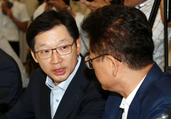 대화 나누는 김경수-이철우