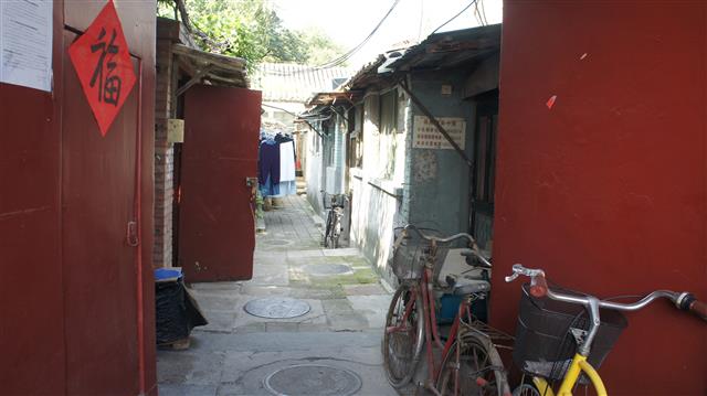 베이징의 유명 관광지인 난뤄구샹 남쪽 입구 오른쪽 첫 번째 골목인 차오더우후퉁은 단재가 1921년부터 1년 반가량 살았으며 장남 신수범이 태어난 곳이다. 신채호가 살았던 집의 번지수는 확인되지 않지만 그는 이곳에서 중국어 잡지 ‘천고’를 발행했다.