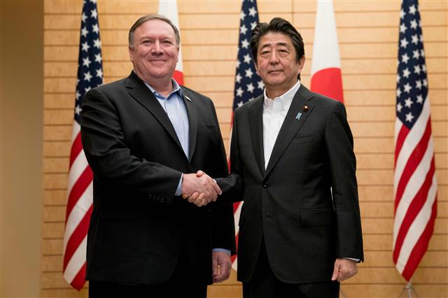 아베 신조(오른쪽) 일본 총리. AFP 연합뉴스