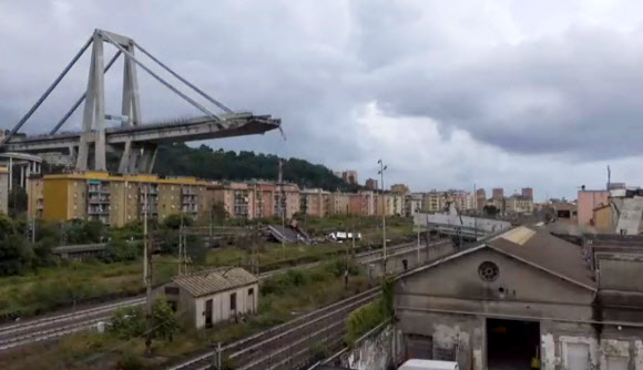 지난해 8월 이탈리아 서북부 항구도시 제노바에서 붕괴된 A10 고속도로의 모란디 다리. 이 사고로 45명이 사망했다. 제노바 로이터 연합뉴스