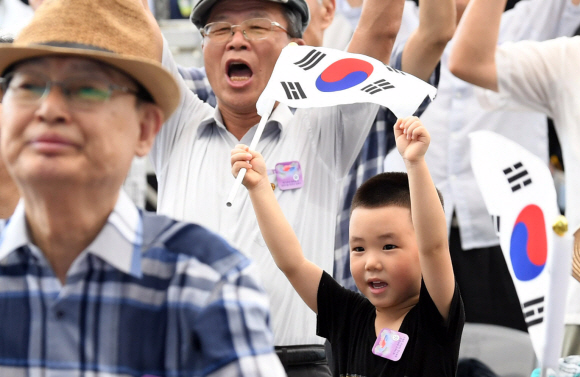 15일 서울 용산구 국립중앙박물관 열린마당에서 열린 제73주년 광복절과 정부수립 70주년 경축식에서 참석자들이 만세삼창을 하고 있다. 2018. 8. 15. 박윤슬 기자 seul@seoul.co.kr