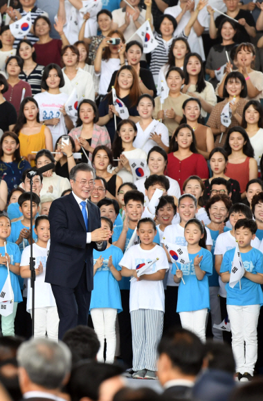 문재인 대통령이 15일 서울 용산구 국립중앙박물관 열린마당에서 열린 제73주년 광복절 및 정부수립 70주년 경축식을 마치고 단상을 내려가고 있다. 2018. 8. 15. 박윤슬 기자 seul@seoul.co.kr