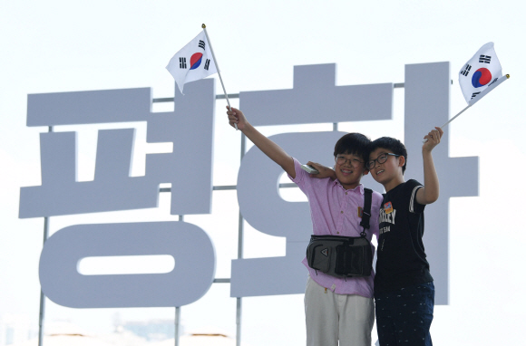 15일 서울 용산구 국립중앙박물관 열린마당에서 열린 제73주년 광복절과 정부수립 70주년 경축식이 끝난 뒤 시민들이 기념사진을 찍고 있다. 2018. 8. 15. 박윤슬 기자 seul@seoul.co.kr