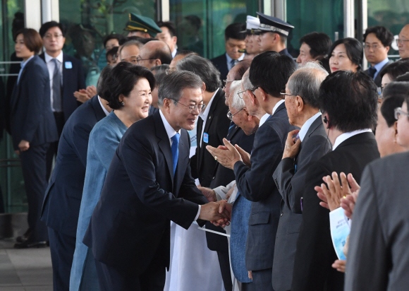 문재인 대통령과 부인 김정숙 여사가 15일 서울 용산구 국립중앙박물관 열린마당에서 열린 제73주년 광복절 및 정부수립 70주년 경축식에 입장하고 있다.2018.08.15 청와대사진기자단.