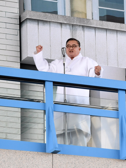 15일 서울 용산구 국립중앙박물관 열린마당에서 열린 제73주년 광복절 및 정부수립 70주년에서 백범 김구 선생으로 분한 배우 김종구 씨가 경교장 무대 세트 위에 등장해 백범의 연설을 재연한다.2018.08.15 청와대사진기자단.