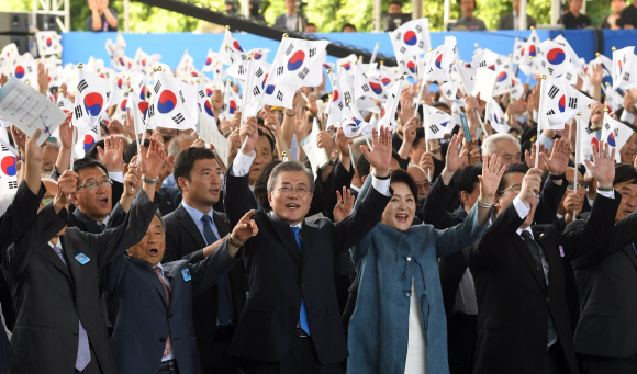 문재인 대통령과 부인 김정숙 여사가 15일 서울 용산구 국립중앙박물관 열린마당에서 열린 제73주년 광복절 및 정부수립 70주년 경축식에서 만세삼창을 하고 있다. 2018.08.15 청와대사진기자단.