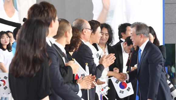 문재인 대통령이 15일 오전 서울 용산구 국립중앙박물관 열린마당에서 열린 제73주년 광복절과 정부수립 70주년 경축식에서 공연을 보고 있다.2018.8.15 청와대사진기자단