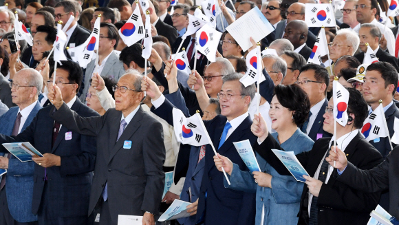 문재인 대통령이 15일 오전 서울 용산구 국립중앙박물관 열린마당에서 열린 제73주년 광복절과 정부수립 70주년 경축식에서 공연을 보고 있다.2018.8.15 청와대사진기자단
