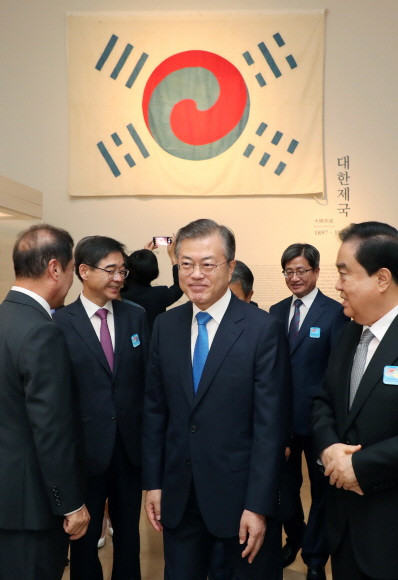 문재인 대통령이 15일 오전 서울 용산 국립중앙박물관에서 ‘제73주년 광복절 및 정부수립 70주년 경축식’에 참석하기 앞서 박물관에 전시된 ‘데니’ 태극기를 관람하고 있다. 2018.8.15 청와대사진기자단    *데니 태극기: 고종때 외교 고문을 지낸 미국인 데니(Owen N. Denny)가 1890년 5월 청의 미움을 받아 파면되어 미국으로 돌아갈 때 가져갔던 것으로, 현재 남아 있는 태극기 가운데 가장 오래된 것으로 추정.2018.8.15 청와대사진기자단