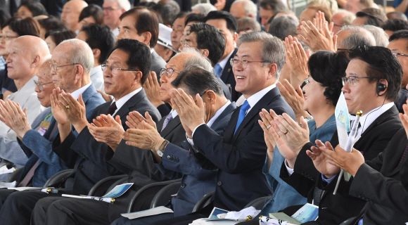 문재인 대통령이 15일 오전 서울 용산구 국립중앙박물관 열린마당에서 열린 제73주년 광복절과 정부수립 70주년 경축식에서 공연을 보고 있다.2018.8.15 청와대사진기자단