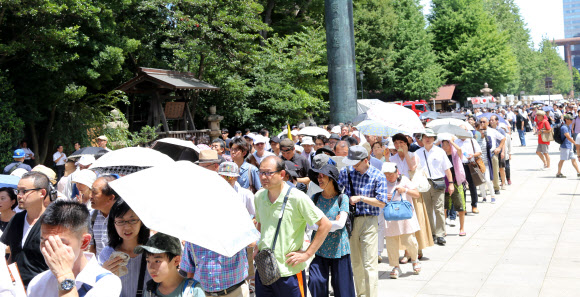광복절 야스쿠니 신사에 길게 늘어선 참배객
