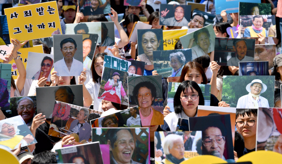 15일 서울 구 일본대사관앞에서 정기수요시위가 열리고 있다. 2018.8.15 박지환기자 popocar@seoul.co.kr