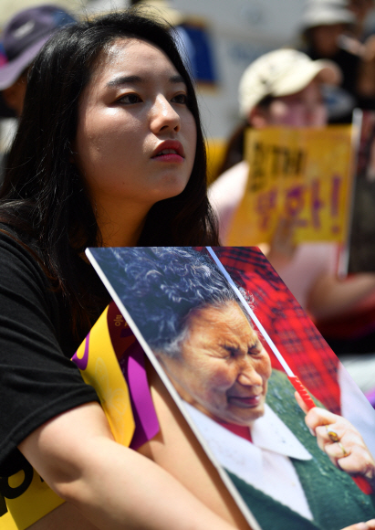 15일 서울 구 일본대사관앞에서 정기수요시위가 열리고 있다. 2018.8.15 박지환기자 popocar@seoul.co.kr