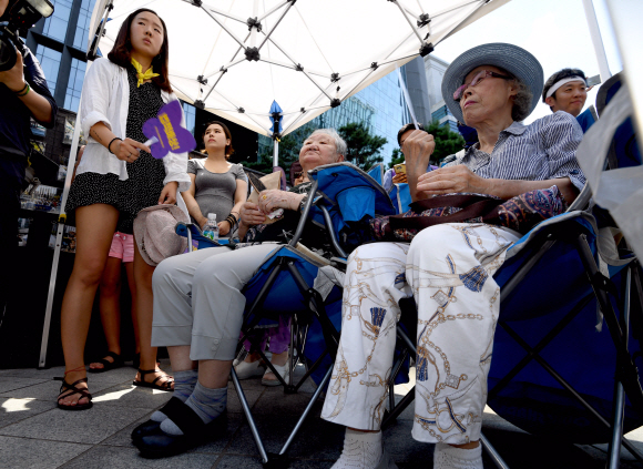 15일 서울 구 일본대사관앞에서 정기수요시위가 열리고 있다. 2018.8.15 박지환기자 popocar@seoul.co.kr