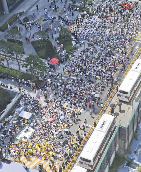 15일 서울 구 일본대사관앞에서 정기수요시위가 열리고 있다. 2018.8.15 박지환기자 popocar@seoul.co.kr