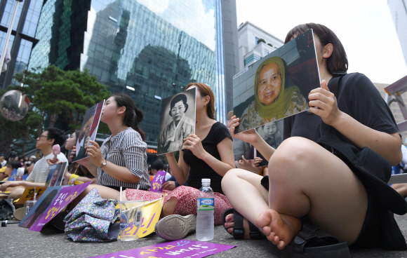15일 서울 구 일본대사관앞에서 정기수요시위가 열리고 있다. 2018.8.15 박지환기자 popocar@seoul.co.kr