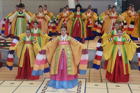 15일 서울 종로구 대학로 마로니니에공원 야외공연장에서 열린‘ 제5회 시민들과 함께 하는 궁중무용 여민마당’에서 출연진들이 공연을 하고 있다 2018.8.15최해국seaworld@seoul.co.kr