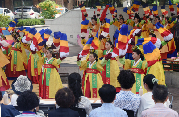 15일 서울 종로구 대학로 마로니니에공원 야외공연장에서 열린‘ 제5회 시민들과 함께 하는 궁중무용 여민마당’에서 출연진들이 공연을 하고 있다.2018.8.15최해국seaworld@seoul.co.kr