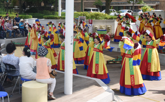15일 서울 종로구 대학로 마로니니에공원 야외공연장에서 열린‘ 제5회 시민들과 함께 하는 궁중무용 여민마당’에서 출연진들이 공연을 하고 있다.2018.8.15최해국seaworld@seoul.co.kr