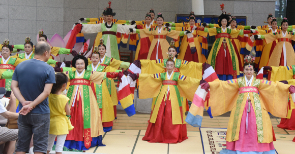 15일 서울 종로구 대학로 마로니니에공원 야외공연장에서 열린‘ 제5회 시민들과 함께 하는 궁중무용 여민마당’에서 출연진들이 공연을 하고 있다.2018.8.15최해국seaworld@seoul.co.kr