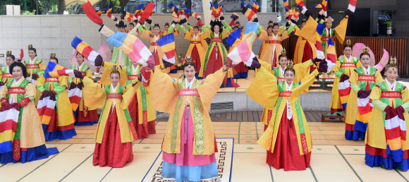 15일 서울 종로구 대학로 마로니니에공원 야외공연장에서 열린‘ 제5회 시민들과 함께 하는 궁중무용 여민마당’에서 출연진들이 공연을 하고 있다.2018.8.15최해국seaworld@seoul.co.kr