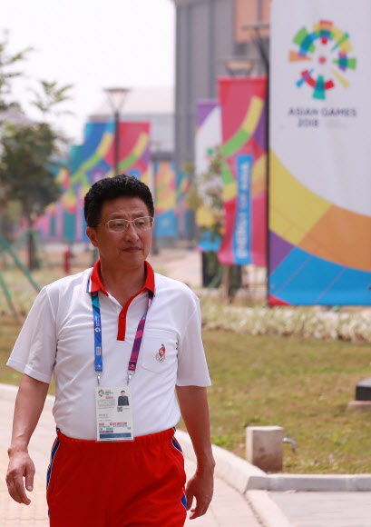 AG 선수촌 나서는 원길우 북한 선수단장