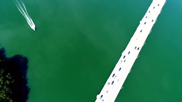 15일 경기도 양평인근 한강물이 녹색을 띄고 있다. 2018.8.15 박지환기자 popocar@seoul.co.kr