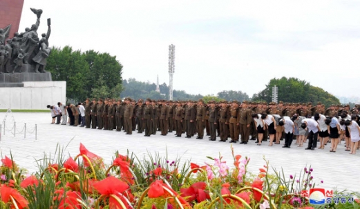 광복절 맞아 북한 김정일 동상에 꽃바구니
