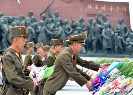 ‘광복절’ 김정일 동상에 꽃다발 올리는 북한군