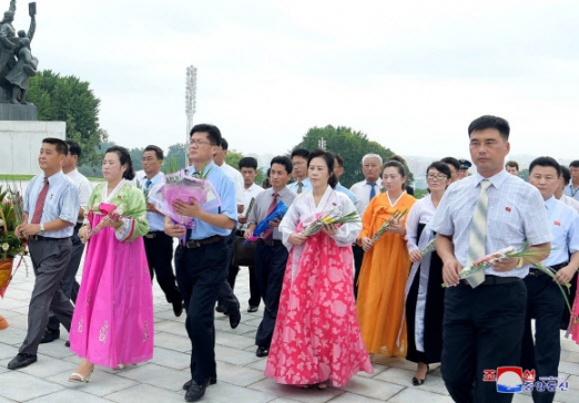 광복절 맞아 김정일 동상에 꽃다발 올리는 북한 시민들
