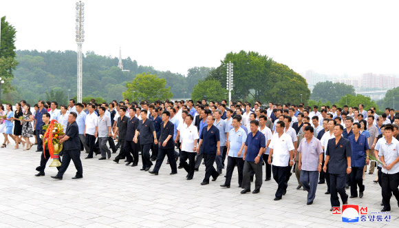 광복절 맞아 북한 김정일 동상에 꽃바구니