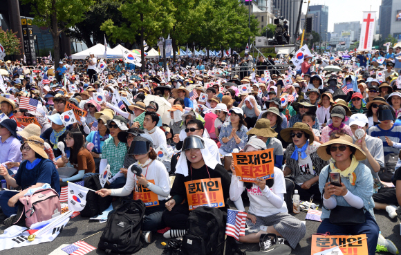 15일 서울 광화문사거리에서 보수단체 회원들이 ‘문재인 퇴진’ 구호를 적은 피켓을 들고 구호를 외치고 있다. 2018.8.15  박지환 기자 popocar@seoul.co.kr