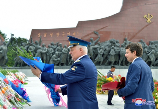 광복절 맞아 북한 김정일 동상에 꽃다발