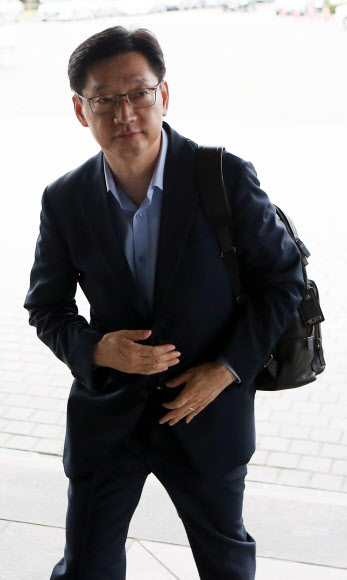 ‘드루킹’ 김동원씨 댓글조작 의혹을 수사하는 허익범 특별검사팀이 김경수 경남도지사를 상대로 구속영장을 청구한 다음 날인 16일 오전 김 지사가 경남도청으로 출근하고 있다. 2018.8.16  연합뉴스