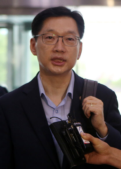 ‘드루킹’ 김동원씨 댓글조작 의혹을 수사하는 허익범 특별검사팀이 김경수 경남도지사를 상대로 구속영장을 청구한 다음 날인 16일 오전 김 지사가 경남도청으로 출근, 취재진 물음에 답하고 있다. 2018.8.16  연합뉴스