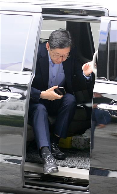 김경수 경남도지사가 16일 오전 경남도청에 출근하기위해 차에서 내리고 있다.  ‘드루킹’ 김동원씨의 댓글조작 의혹을 수사하는 허익범 특별검사팀은 전날  김 지사를 상대로 구속영장을 청구했다.2018.8.16 뉴스1