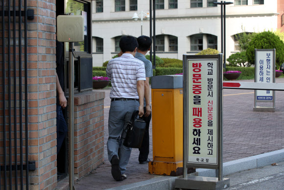 16일 오전 서울시교육청 감사관실 관계자가 시험지 유출 의혹이 제기된 서울 강남구 한 고등학교로 들어서고 있다. 해당 학교는 논란과 관련 서울시교육청에 특별장학과 성적감사를 의뢰했다. 2018.8.16  연합뉴스