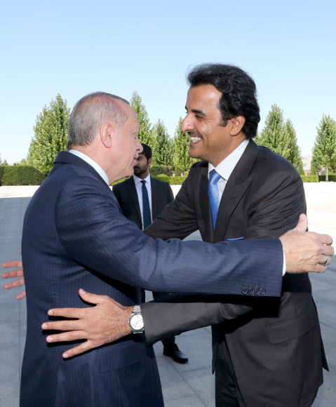 레제프 타이이프 에르도안(왼쪽) 터키 대통령이 15일(현지시간) 터키 수도 앙카라에서 카타르 군주 타밈 빈하마드 알타니와 포옹하고 있다. 앙카라 로이터 연합뉴스